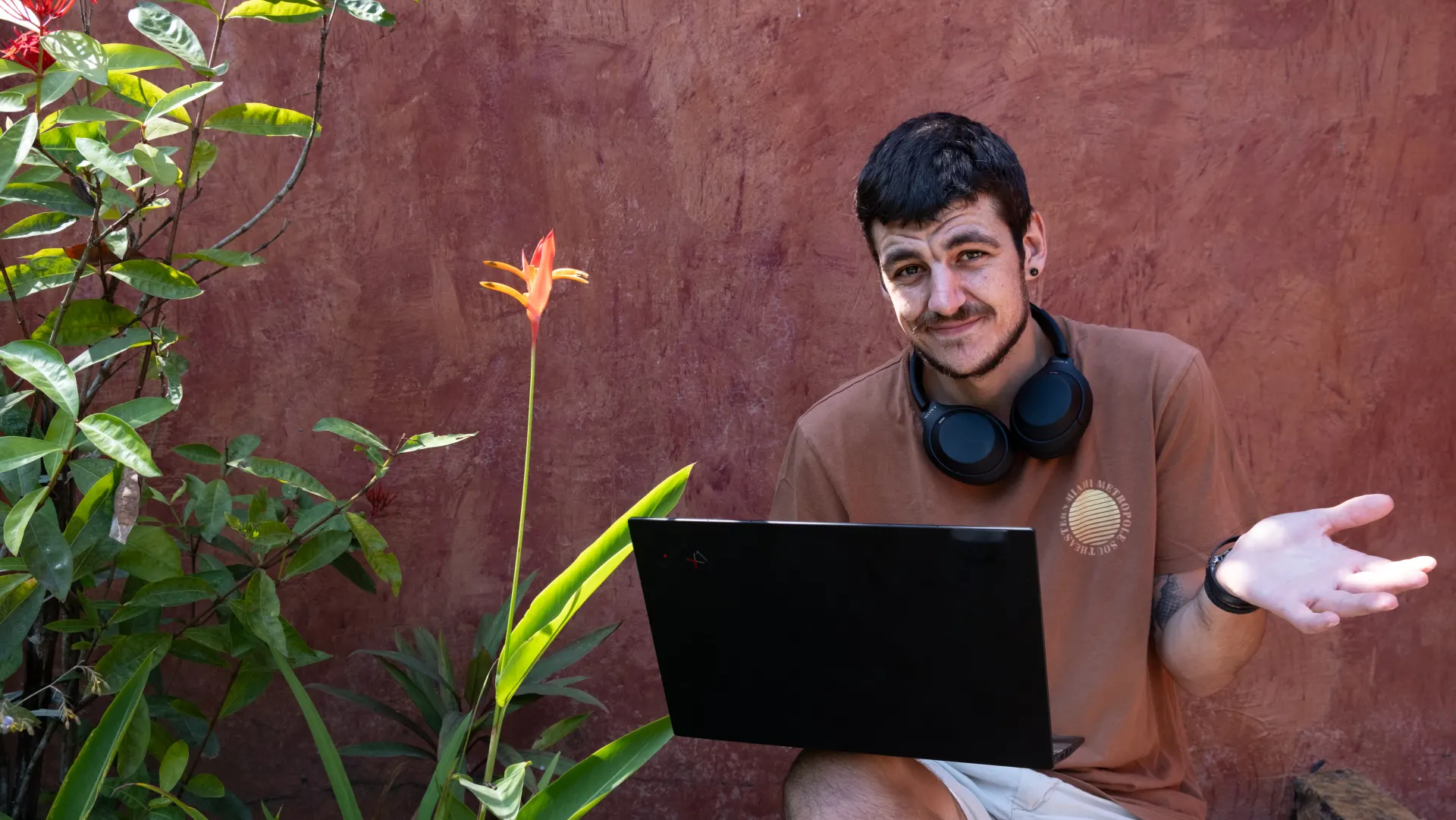 Gründer mit Laptop im Garten